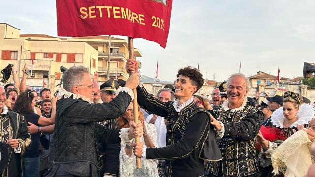 Quintana Ascoli Piceno, Tommaso Finestra trionfa al fotofinish nella Giostra di Foligno: festeggia anche Sant'Emidio