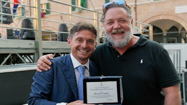 Ascoli Piceno, il sindaco Marco Fioravanti consegna ufficialmente la cittadinanza onoraria a Russell Crowe