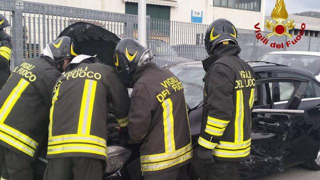 Pagliare del Tronto, Vigili del fuoco in azione per lo scontro tra un'automobile ed un camion