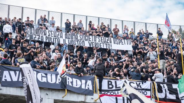 Ascoli-Legnago, tanti striscioni di protesta in Curva Nord. Nel mirino proprietà, Verdone, Di Carlo e squadra