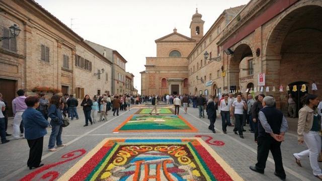 Infiorata di Montefiore dell’Aso, tripudio di colori e tradizione nel cuore delle Marche. Tutti gli eventi in programma