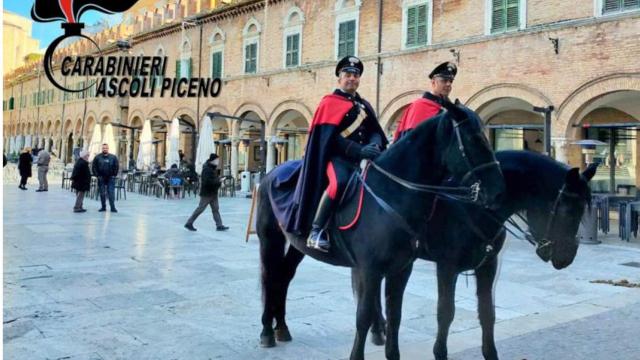 Carabinieri forestali a cavallo, continuano i servizi di pattuglia ad Ascoli e San Benedetto