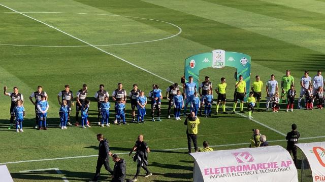 Ascoli-Como 0-1, Cutrone segna in avvio e spegne la squadra di Viali. Dura contestazione dei tifosi bianconeri