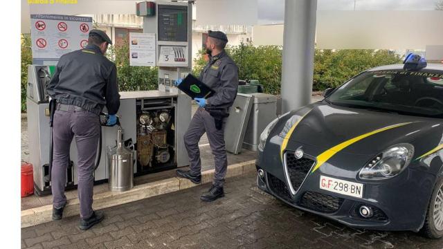 Guardia di Finanza Ancona, erogava carburante in misura inferiore all'importo pagato. Denunciato per frode in commercio