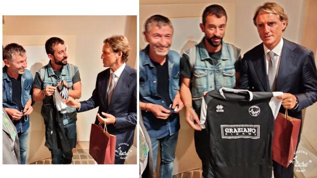 Graziano Ricami, consegnata maglia Atletico Ascoli al ct della Nazionale Roberto Mancini