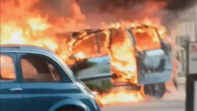Castel di Lama, automobile avvolta dalle fiamme lungo la Salaria. Pronto intervento dei Vigili del Fuoco