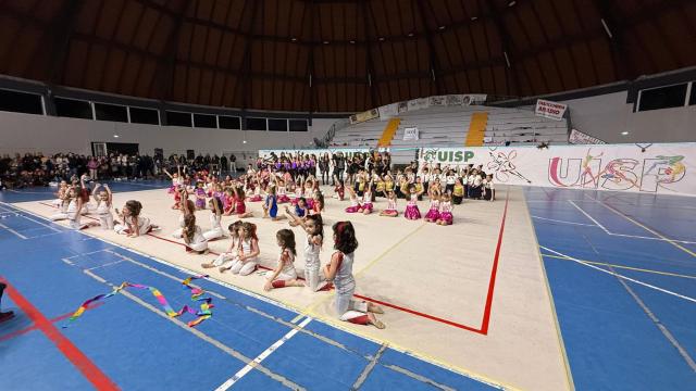 Folignano, saggio di Natale di ginnastica ritmica della Società SSD UISPICENO al ''Palarozzi''