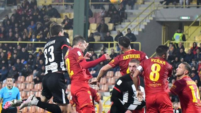 Catanzaro-Ascoli 3-2, non bastano le incornate di Mantovani e Botteghin. Espulso Valzania, arriva il 12° ko