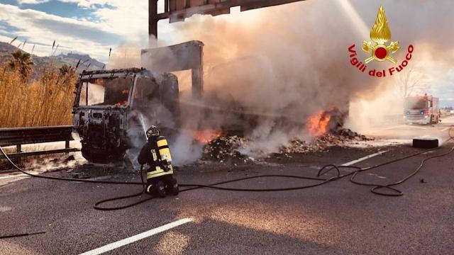 Superstrada Ascoli-Mare, mezzo pesante in fiamme nei pressi del casello autostradale di San Benedetto del Tronto