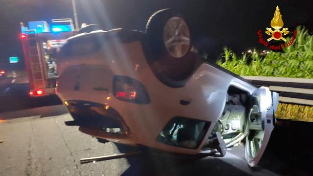 A14, auto si ribalta dopo scontro con pullman a San Benedetto. Fortunatamente illesi gli occupanti