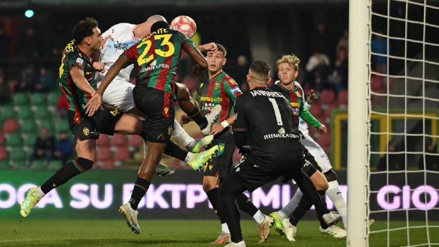 Serie B 14° turno: il Catanzaro fa suo il derby col Cosenza. Pareggio del Palermo a Terni