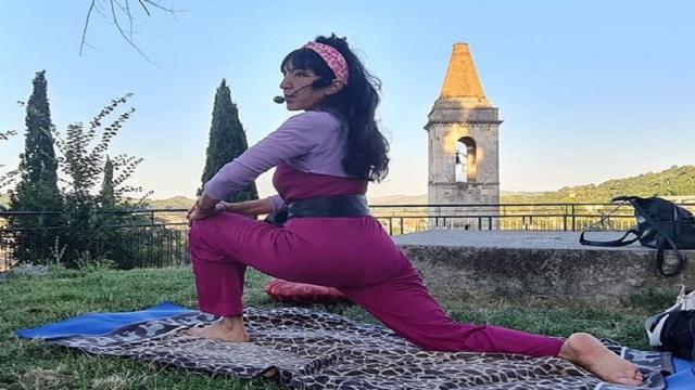 Ascoli Piceno, tornano le lezioni estive gratuite di yoga davanti alla chiesa dell’Annunziata