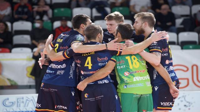 Pallavolo Serie A2, la Videx Yuasa Grottazzolina espugna in rimonta al tie-break il PalaBigi di Reggio Emilia