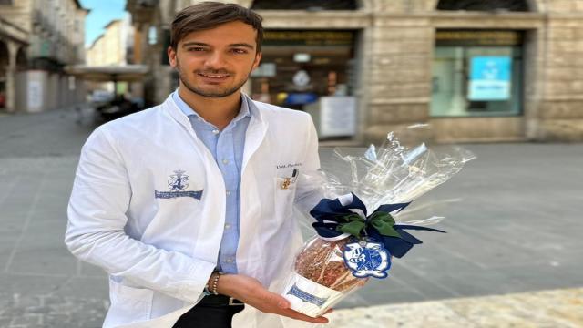 Ascoli Piceno, uova pasquali speciali alla Farmacia Centrale Rosati per un defibrillatore al servizio della città