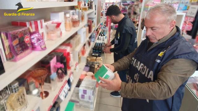 Guardia di Finanza Macerata, sequestrati 8.500 articoli: cosmetici contenenti sostanze tossiche 