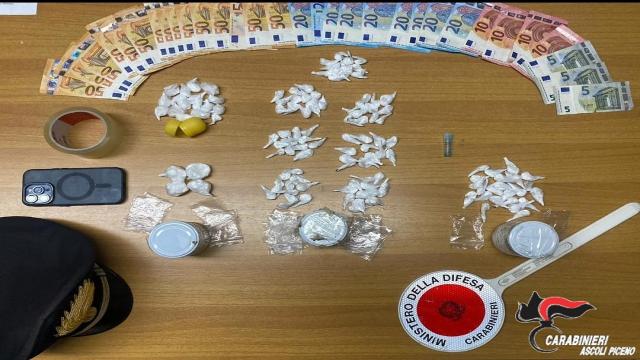 Porto d'Ascoli, Carabinieri arrestano ventiduenne trovato in possesso di 17 involucri di cocaina