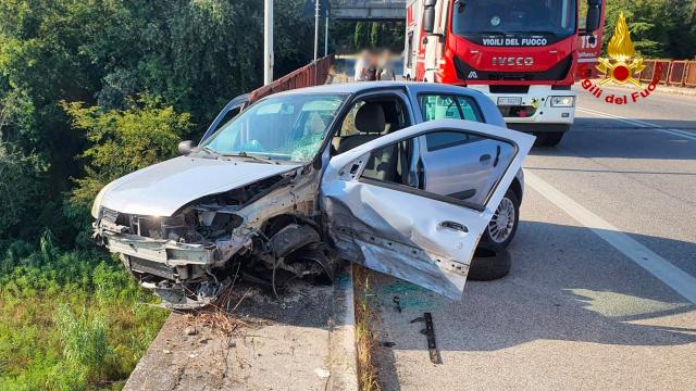 Ascoli Piceno, incidente in zona Monticelli. Auto sfonda balaustra e resta in bilico sul ponte