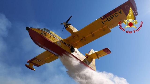 Ascoli Piceno, Vigili del Fuoco al lavoro per incendio di un bosco a Morignano. Impiegati anche mezzi aerei