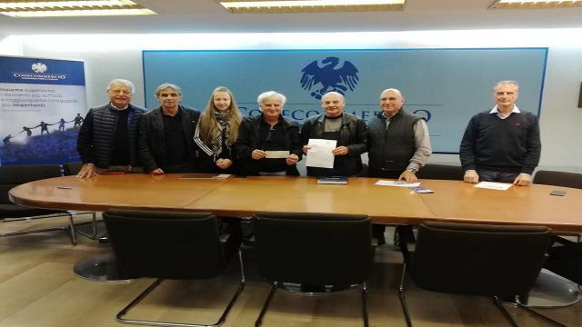 Confcommercio Picena, rappresentanti Associazione Lido degli Aranci consegnano contributo all'Ail di Ascoli
