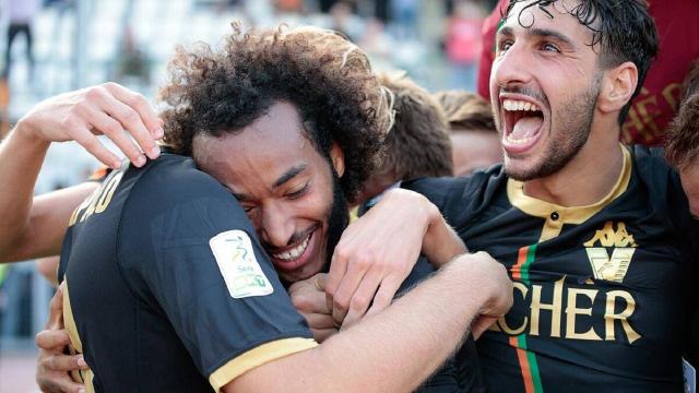 Serie B 9° turno: prima sconfitta del Parma a Venezia. Colpi esterni di Palermo e Catanzaro