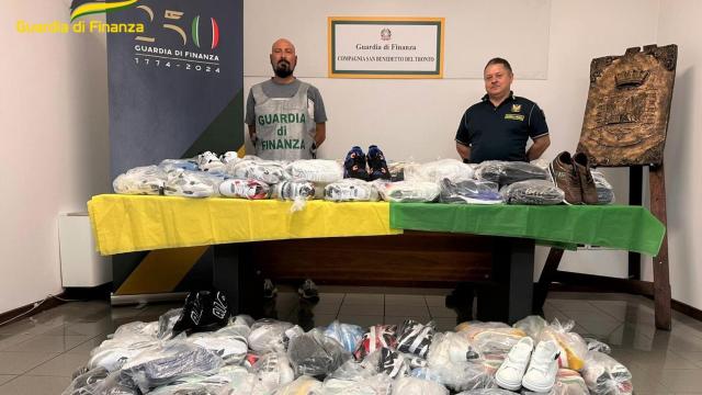 Guardia di Finanza San Benedetto: sequestrate scarpe contraffatte sul lungomare 