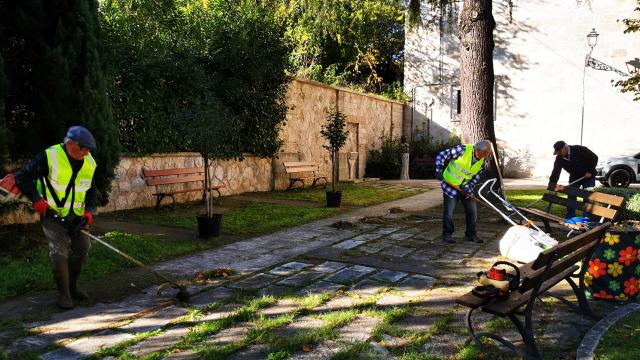 Ascoli Piceno, 'Maestri del lavoro' sistemano giardino Don Rodilossi. Resta problema bidoni rifiuti da spostare