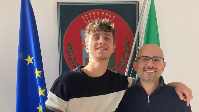 Folignano, grande successo per il cantante 21enne Zucchetti. Terrani: ''Un ragazzo di talento della nostra comunità''