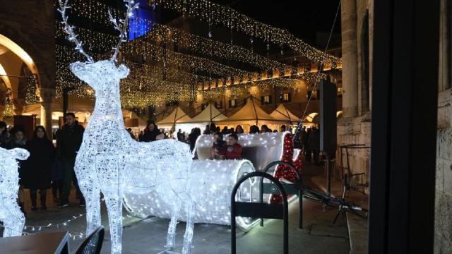 Le luci del Natale vestono la città di Ascoli Piceno all'insegna della sostenibilità 
