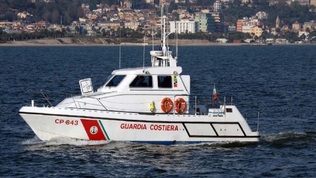 Grottammare, avvista corpo in galleggiamento in mare aperto ed allerta Guardia Costiera. Trentenne salvato in extremis