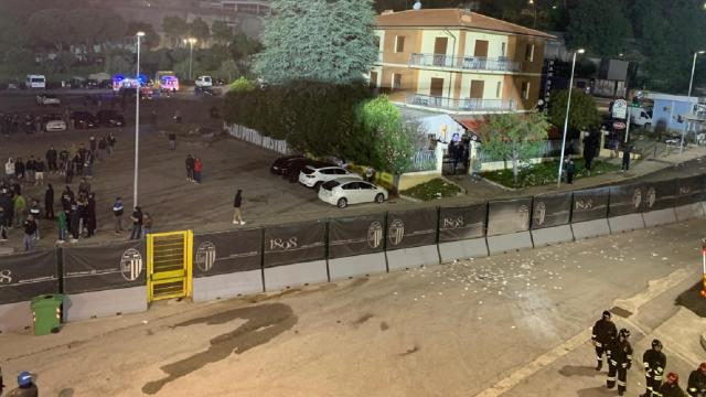 Ascoli-Pisa, 16 poliziotti feriti dopo la guerriglia al 'Del Duca'. Incontro tra Siulp e questore Simonelli