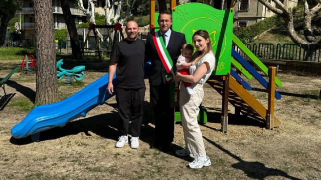 Spinetoli, i futuri sposi Simone ed Ilaria scelgono di donare un gioco per bambini alla comunità