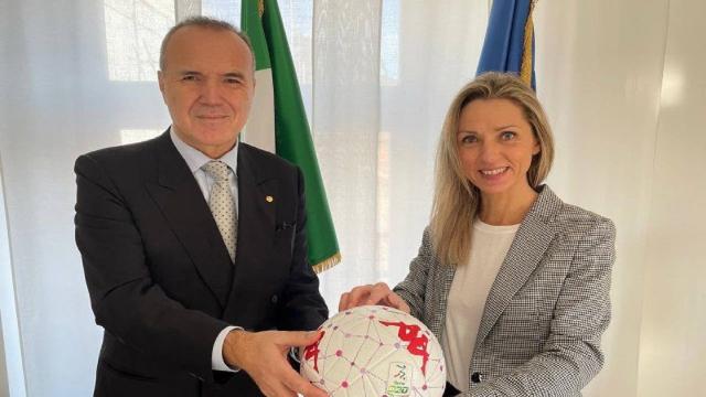 Serie B 14° turno: Balata consegna alla Vezzali il pallone rosso contro la violenza sulle donne