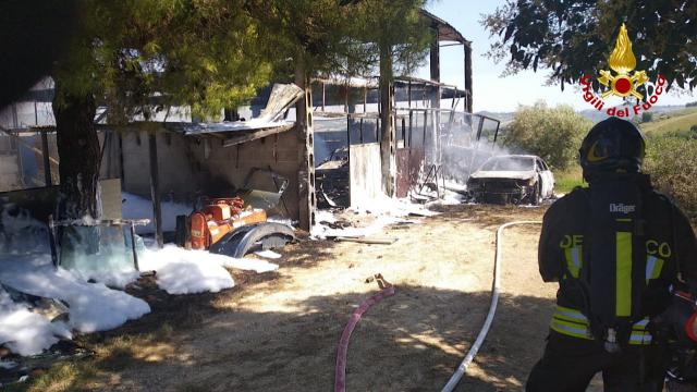 Offida, a fuoco capannone adibito a rimessa autoveicoli e mezzi agricoli in località Borgo Miriam