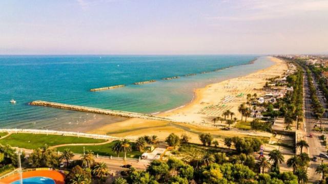 A San Benedetto del Tronto parte la pulizia della spiaggia in vista dell'apertura della stagione estiva