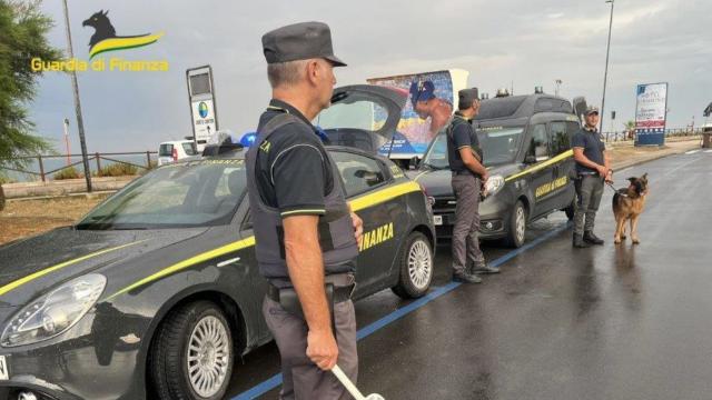 Guardia Finanza Macerata, sequestro stupefacenti e materiale contraffatto durante controlli su tratto costiero