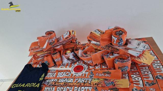 Guardia Finanza Fermo, sequestrati 453 gadget contraffatti al 'Jova Beach Party 2022'
