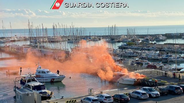Unità da diporto in fiamme nel porto di San Benedetto del Tronto, ok l'esercitazione della Guardia Costiera