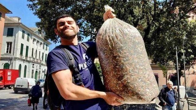 Plastic Free Onlus, volontari in azione ad Ascoli e San Benedetto per rimuovere da terra mozziconi di sigaretta