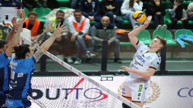 Pallavolo Serie A2, brutto scivolone della Videx Yuasa Grottazzolina a Cuneo
