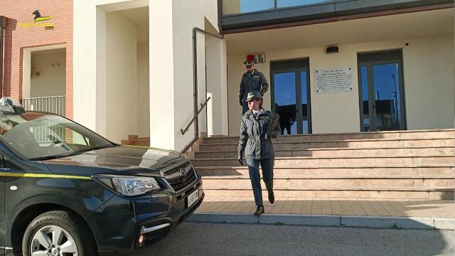 Guardia Finanza Fermo, dopo appostamenti scoperti 5 lavoratori irregolari in azienda del settore calzaturiero
