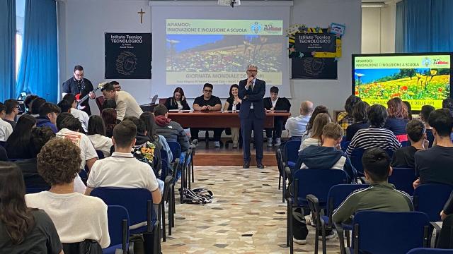 Giornata Mondiale delle api, all' ISS 'Fermi Sacconi CPIA' di Ascoli Piceno si è riunita la grande famiglia di APIAMOCI
