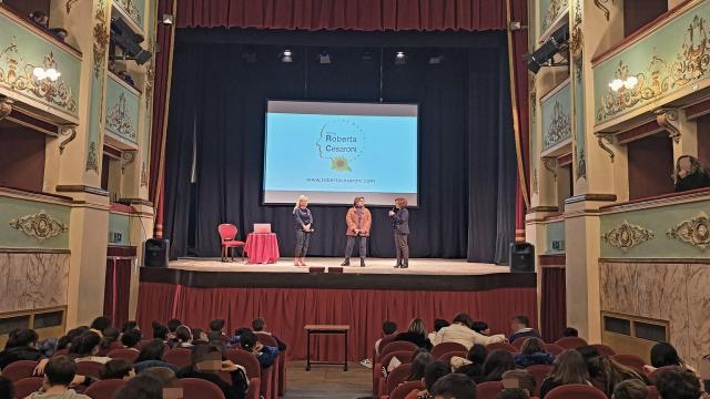 Violenza sulle donne: gli studenti offidani incontrano Roberta Cesaroni al Serpente Aureo