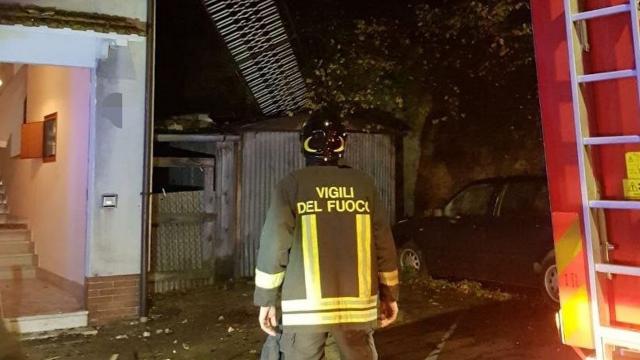 Pollenza, due feriti per l'esplosione di un termocamino in appartamento. Palazzina resa inagibile a causa dei danni
