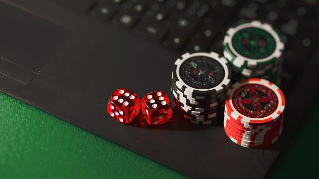 Come i Casinò con Dealer dal Vivo Stanno Portando l'Esperienza Reale del Casinò Online 
