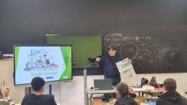Castignano, sindaco Polini alla lavagna per spiegare le Comunità energetiche
