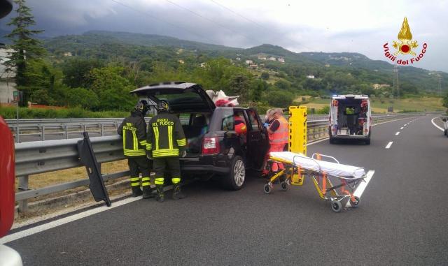 Superstrada Ascoli-Mare, incidente in prossimità della galleria del Marino. Ferito conducente della vettura