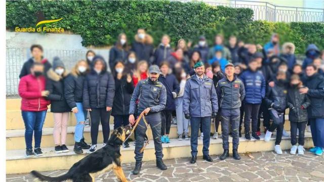 Guardia di Finanza Ancona, giornata all'insegna della legalità tra i banchi di scuola
