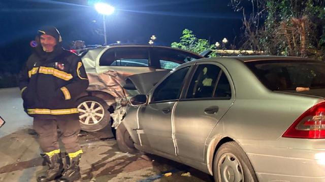 Ascoli Piceno: Strada dei Mulini, automobilista va a schiantarsi su alcune vetture parcheggiate