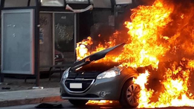 Ascoli Piceno: auto prende fuoco in centro, attimi di terrore nei pressi del tribunale