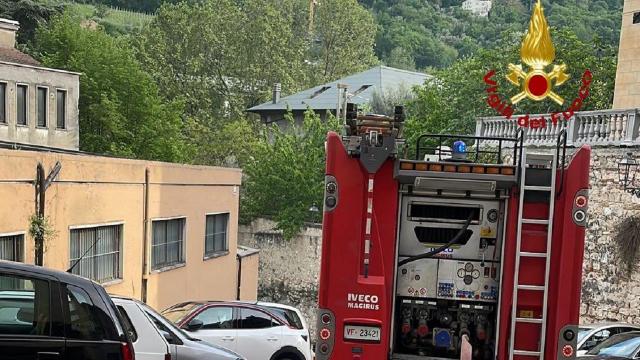 Ascoli Piceno, Vigili del Fuoco in azione per incendio all'interno di un edificio in Via Lungo Castellano
